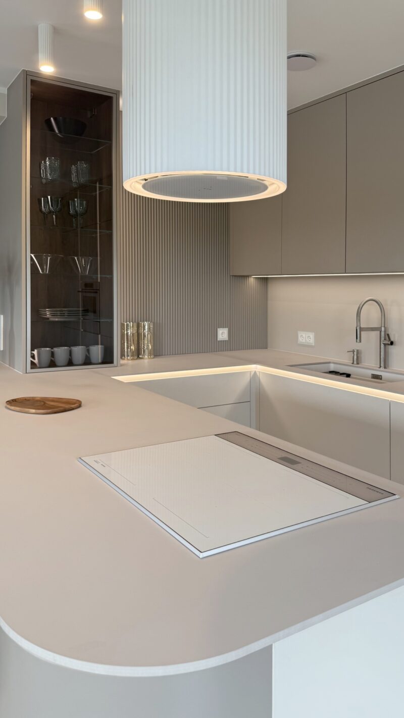elegancka kuchnia na wymiar okap led