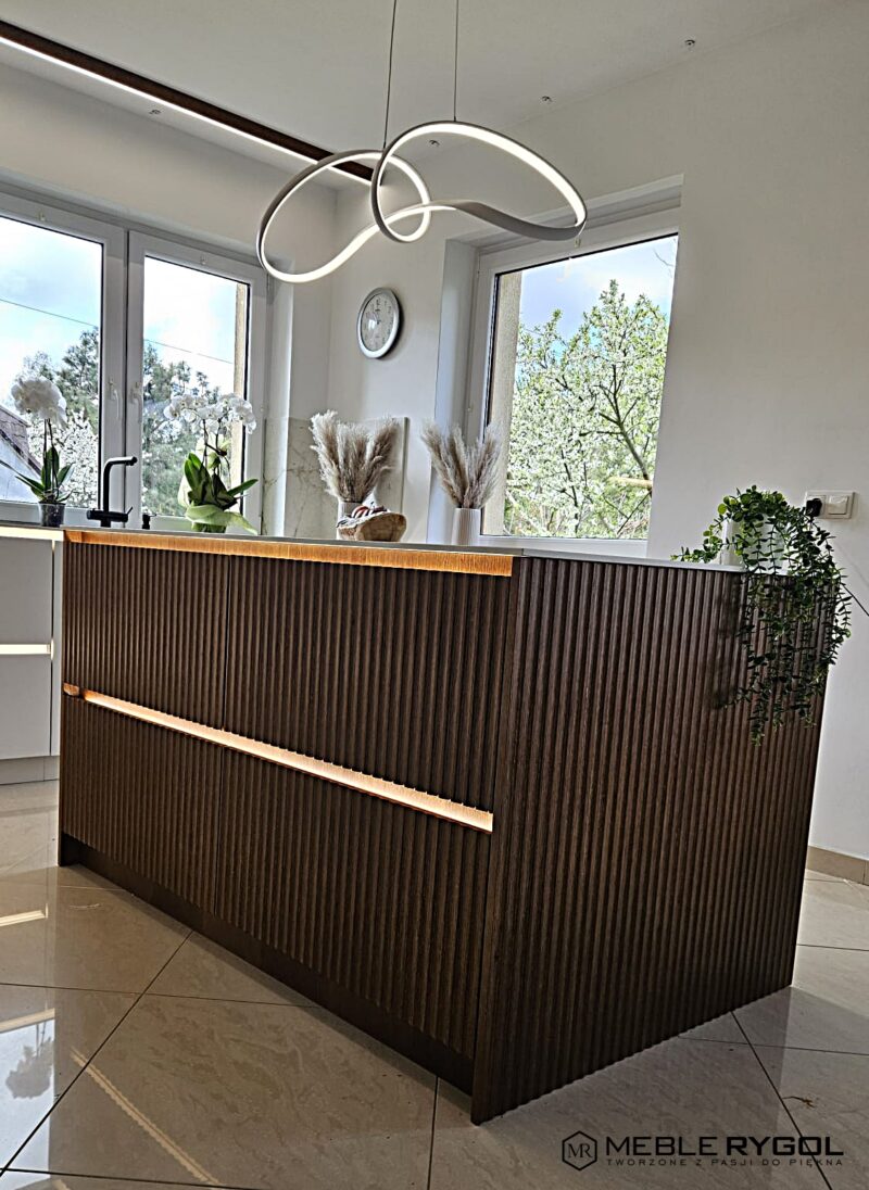 nowoczesna kuchnia z wyspa ryflowane fronty lampa led